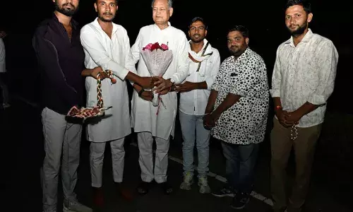 राजस्थान के पूर्व मुख्यमंत्री गहलोत से मुलाकात