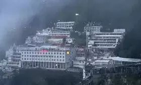 वैष्णो देवी यात्रा फिर स्थगित, श्रद्धालु और व्यापारी मायूस; मौसम ठीक होने का इंतजार वैष्णो देवी यात्रा फिर स्थगित, श्रद्धालु और व्यापारी मायूस; मौसम ठीक होने का इंतजार