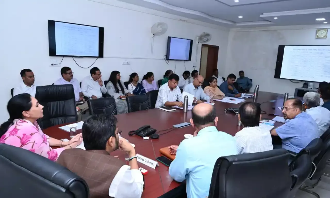 उप मुख्यमंत्री दिया कुमारी ने उदयपुर में ली जिला स्तरीय समीक्षा बैठक