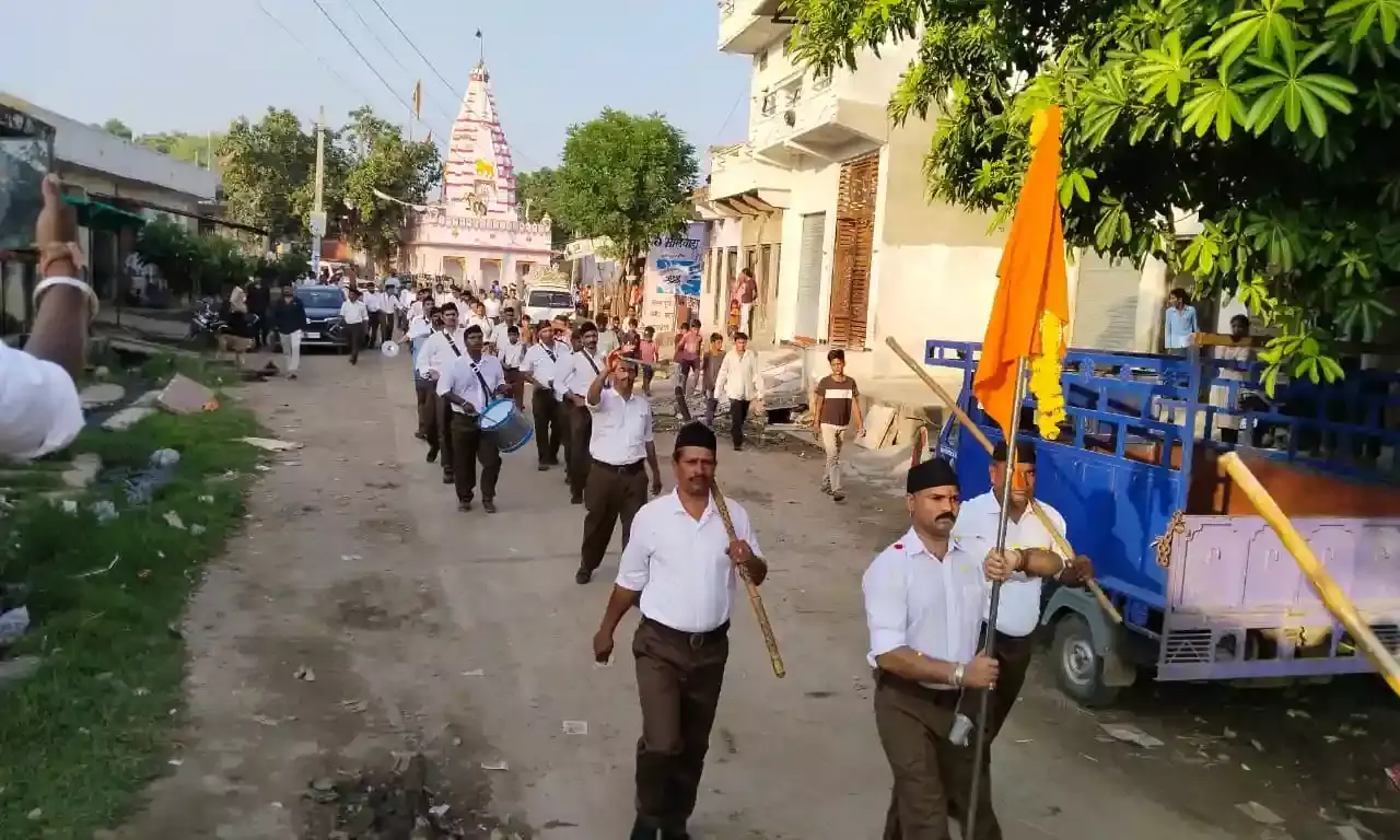 उदलियास में  पथ संचलन निकाला लोगों ने की पुष्प वर्षा