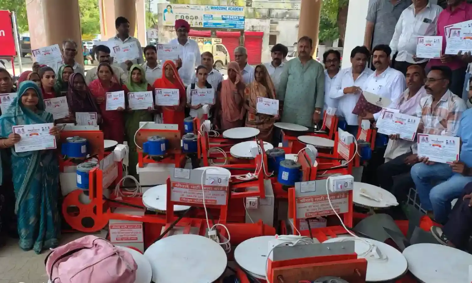 निःशुल्क विद्युत चलित चाक व मिट्टी गुंथने की मशीनें वितरित