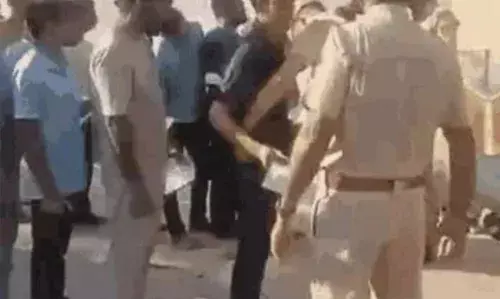 पुलिस कॉन्स्टेबल भर्ती परीक्षा-हाथ में काटे धागे बंटन चेकिंग कर दिया प्रवेश