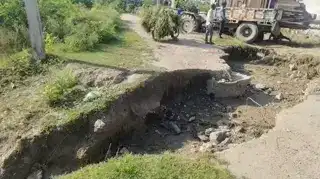 बारिश के बाद सड़क कटाव से जनजीवन अस्त-व्यस्त, हादसे का खतरा बढ़ा बारिश के बाद सड़क कटाव से जनजीवन अस्त-व्यस्त, हादसे का खतरा बढ़ा