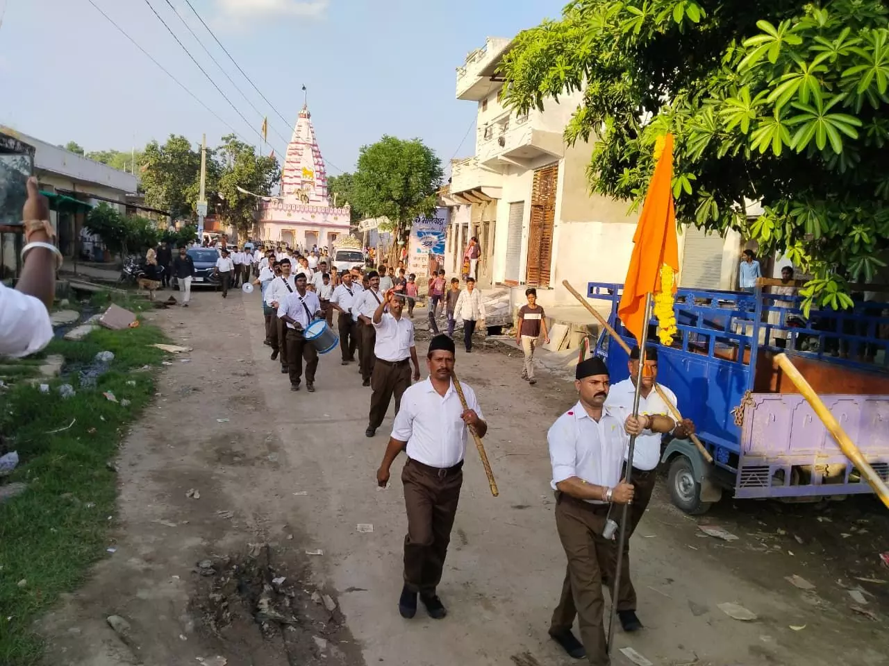 उदलियास में  पथ संचलन निकाला लोगों ने की पुष्प वर्षा