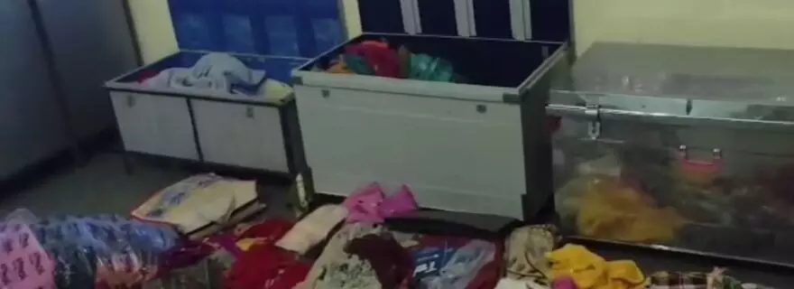 शक्करगढ़ पुलिस बेपरवाह, खजूरी के बाद अब केसरपुरा गांव बना चोरों का निशान, दिनदहाड़े मकान में दिखाएं हाथ शक्करगढ़ पुलिस बेपरवाह, खजूरी के बाद अब केसरपुरा गांव बना चोरों का निशान, दिनदहाड़े मकान में दिखाएं हाथ