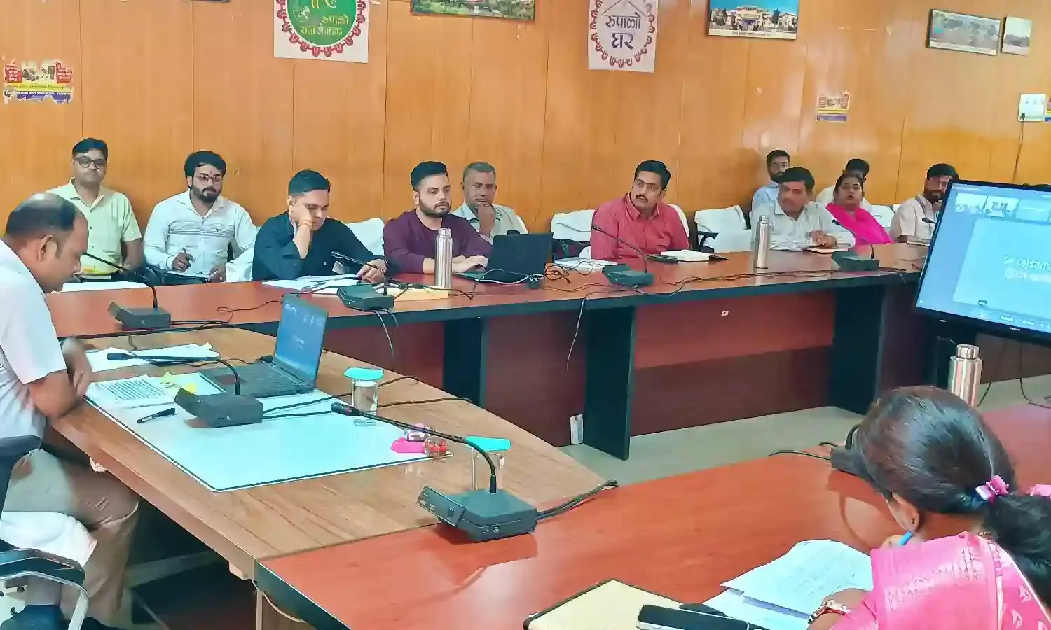 समीक्षा बैठक में संपर्क पोर्टल पर लंबित शिकायतों के समयबद्ध निस्तारण के निर्देश