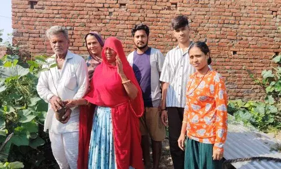 पितृ दिवस पर फलदार पौधे लगाकर पितरों को याद किया