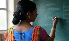 ओडिशा के मयूरभंज जिले में सहायक शिक्षिका निलंबित: छात्रों को पैर न छूने पर बेरहमी से पीटा ओडिशा के मयूरभंज जिले में सहायक शिक्षिका निलंबित: छात्रों को पैर न छूने पर बेरहमी से पीटा