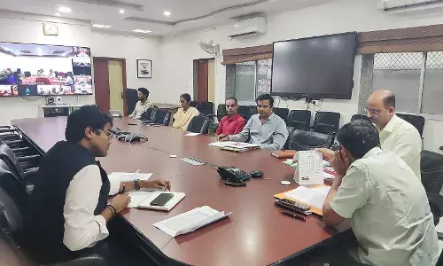 जिला कलक्टर ने वीसी के माध्यम से ली बैठक