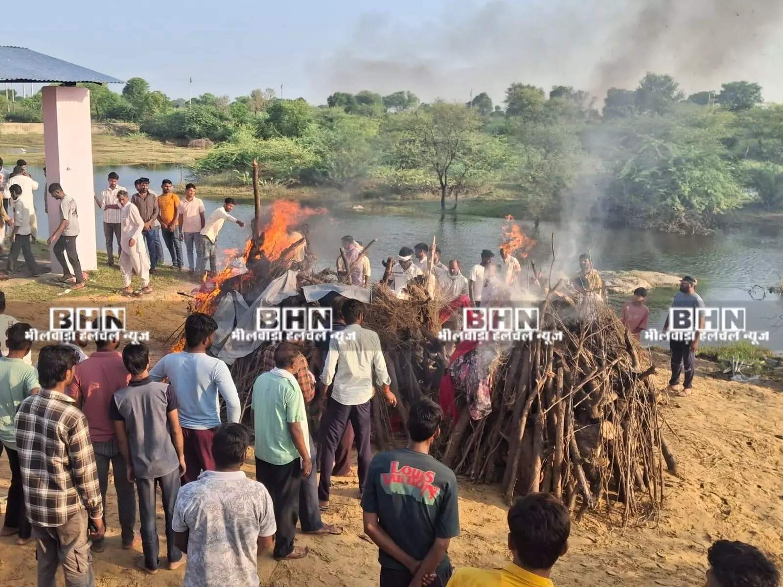 फूलियाकलां -एक साथ उठीं चार अर्थियां, रो पड़ा पूरा गांव, बंद रहे बाजार फूलियाकलां -एक साथ उठीं चार अर्थियां, रो पड़ा पूरा गांव, बंद रहे बाजार