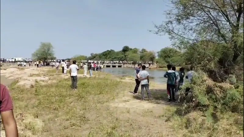 फुलिया कला में दाह संस्कार के बाद नहाने गए 7 लोग खारी नदी में डूबे,3 की मौत, 4 को बचाया, ग्रामीणों ने शाहपुरा-जयपुर मार्ग पर जाम लगाया फुलिया कला में दाह संस्कार के बाद नहाने गए 7 लोग खारी नदी में डूबे,3 की मौत, 4 को बचाया, ग्रामीणों ने शाहपुरा-जयपुर मार्ग पर जाम लगाया