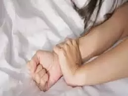 अल सुबह महिला को अकेला पाकर किया रेप, ग्रामीणों ने आरोपित को दबोचा अल सुबह महिला को अकेला पाकर किया रेप, ग्रामीणों ने आरोपित को दबोचा
