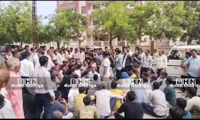 रेलवे ट्रैक पर मिला युवक का शव, हत्या या...! परिजनों का मोर्चरी पर हंगामा, दो पुलिसवालों, पत्नी व सास पर लगाये आरोप