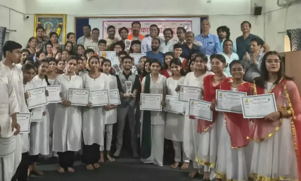 राष्ट्रीय समूह गान प्रतियोगिता में गूंजा देशभक्ति का स्वर, युवाओं में दिखा राष्ट्रप्रेम