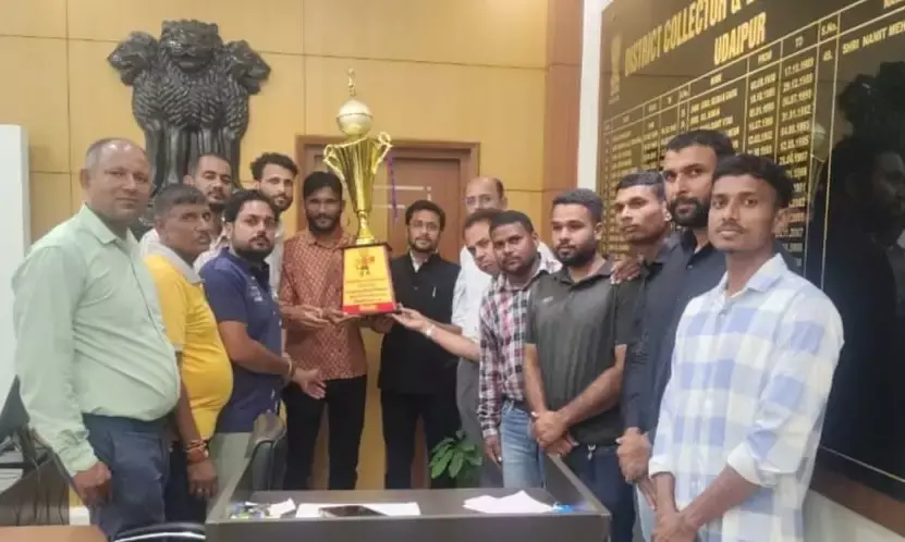 अंतरजिला सिविल सेवा वॉलीबॉल प्रतियोगिता में उदयपुर विजेता, जिला कलेक्टर को भेंट की ट्रॉफी