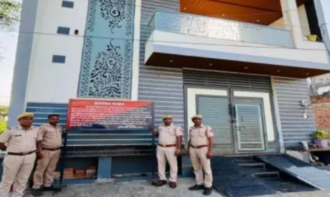 तस्कर पर कसा शिकंजा, 1 करोड़ की संपत्ति, कोठी और फॉर्च्यूनर को किया सीज तस्कर पर कसा शिकंजा, 1 करोड़ की संपत्ति, कोठी और फॉर्च्यूनर को किया सीज