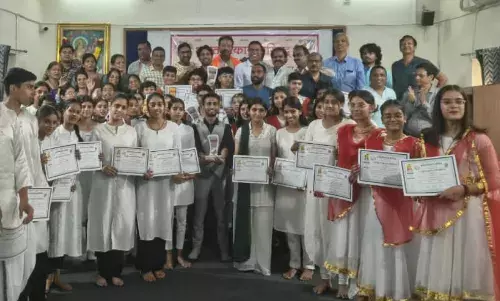 राष्ट्रीय समूह गान प्रतियोगिता में गूंजा देशभक्ति का स्वर, युवाओं में दिखा राष्ट्रप्रेम