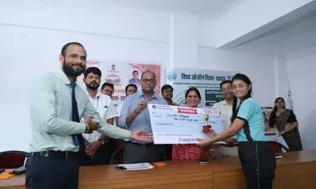 डीएमएफटी के दस वर्ष: प्रश्नोत्तरी का आयोजन, विजेताओं को मिले चेक तो खिले चेहरे