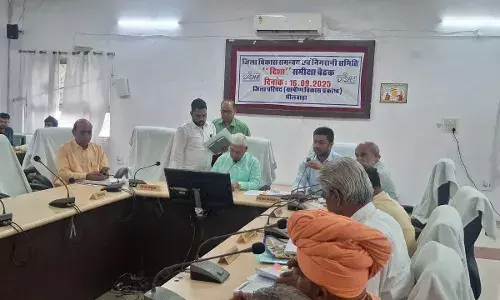 जिले की विकास योजनाओं व जनकल्याणकारी कार्यक्रमों की हुई व्यापक समीक्षा जिले की विकास योजनाओं व जनकल्याणकारी कार्यक्रमों की हुई व्यापक समीक्षा