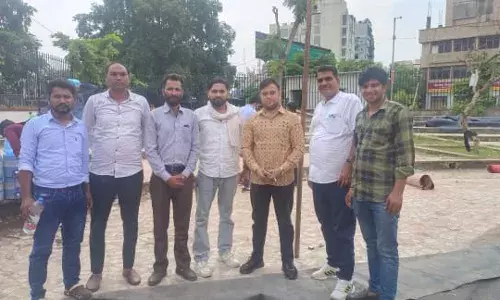 शहीद स्मारक पर नर्सेज का एकदिवसीय धरना प्रदर्शन