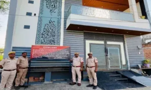 तस्कर पर कसा शिकंजा, 1 करोड़ की संपत्ति, कोठी और फॉर्च्यूनर को किया सीज तस्कर पर कसा शिकंजा, 1 करोड़ की संपत्ति, कोठी और फॉर्च्यूनर को किया सीज