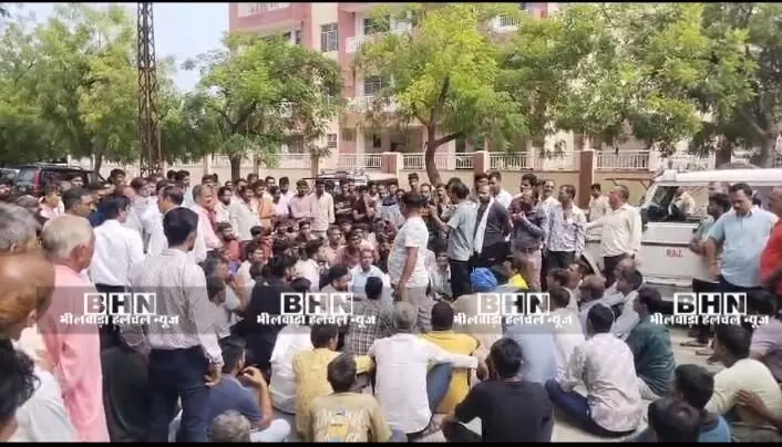 रेलवे ट्रैक पर मिला युवक का शव, हत्या या...! परिजनों का मोर्चरी पर हंगामा, दो पुलिसवालों, पत्नी व सास पर लगाये आरोप रेलवे ट्रैक पर मिला युवक का शव, हत्या या...! परिजनों का मोर्चरी पर हंगामा, दो पुलिसवालों, पत्नी व सास पर लगाये आरोप