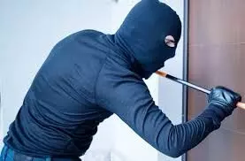 आस्था कॉलोनी में सूने घर के टूटे ताले, नकदी व जेवरात ले गये चोर