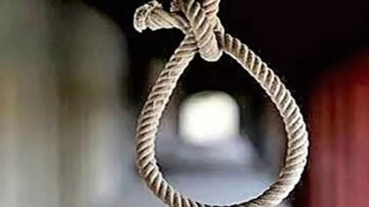 दुष्कर्म के आरोपी ने थाने के लॉकअप में लगाई फांसी, थाना प्रभारी समेत तीन हटाए गए