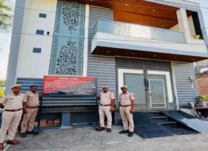 तस्कर पर कसा शिकंजा, 1 करोड़ की संपत्ति, कोठी और फॉर्च्यूनर को किया सीज तस्कर पर कसा शिकंजा, 1 करोड़ की संपत्ति, कोठी और फॉर्च्यूनर को किया सीज