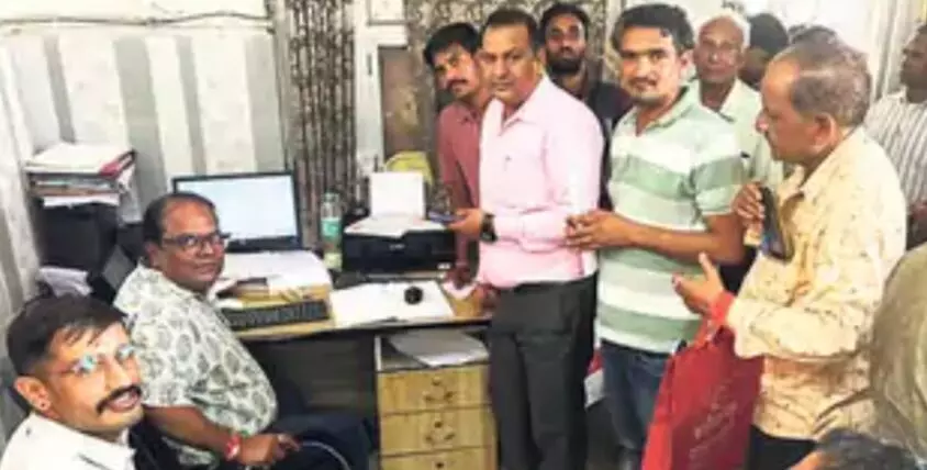 आवासीय योजनाओं में आवेदन निरस्त, 500 आवेदक पहुंचे यूआईटी दफ्तर, जाने कारण आवासीय योजनाओं में आवेदन निरस्त, 500 आवेदक पहुंचे यूआईटी दफ्तर, जाने कारण