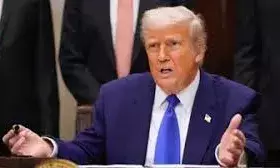 ब्रिटेन में ट्रंप विरोध प्रदर्शन: महल पर ट्रंप-एपस्टीन तस्वीरें लगाईं, चार गिरफ्तार