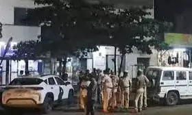 कर्मचारियों को बंधक बनाकर  59 किलो सोना व 8 करोड़ रुपये की नकदी लूटी