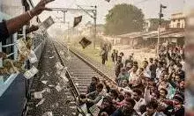 ट्रेन की  खिड़की से शख्स ने हवा में उड़ाए लाखों रुपए के नोट,  लूटने की लोगो में मची होड़