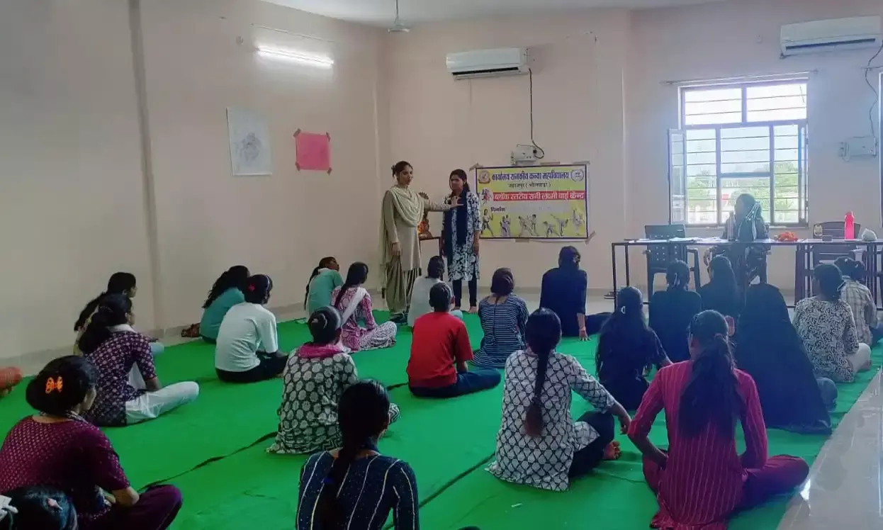 जहाजपुर कॉलेज की बेटियां सीख रहीं डिजिटल और दमदार आत्मरक्षा के गुर