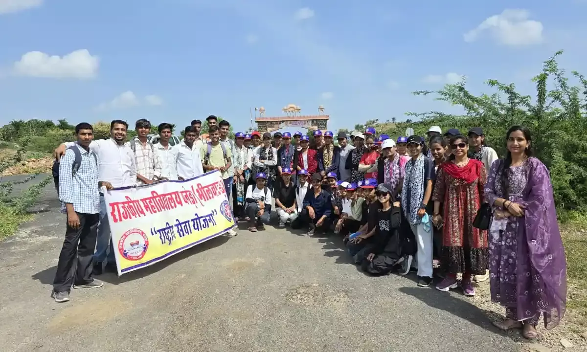 समाज सेवा के महत्व के बारे में महाविद्यालय के छात्रों को किया जागरूक