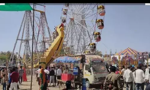 गुलाबपुरा मेले में विवाद: अवैध राशि नहीं दी तो मिठाई विक्रेता परिवार पर जानलेवा हमला गुलाबपुरा मेले में विवाद: अवैध राशि नहीं दी तो मिठाई विक्रेता परिवार पर जानलेवा हमला