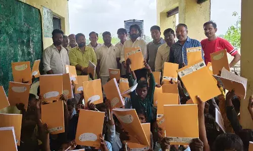 प्रधानमंत्री के जन्मदिवस पर बच्चों को पाठ्य सामग्री वितरित की