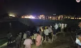 24 की मोत के बाद भी सबक नहीं, अब फिर मेज नदी में समाई कार ,बचाव के प्रयास