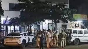 कर्मचारियों को बंधक बनाकर 59 किलो सोना व 8 करोड़ रुपये की नकदी लूटी कर्मचारियों को बंधक बनाकर 59 किलो सोना व 8 करोड़ रुपये की नकदी लूटी