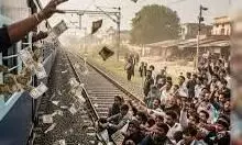 ट्रेन की खिड़की से शख्स ने हवा में उड़ाए लाखों रुपए के नोट, लूटने की लोगो में मची होड़ ट्रेन की खिड़की से शख्स ने हवा में उड़ाए लाखों रुपए के नोट, लूटने की लोगो में मची होड़