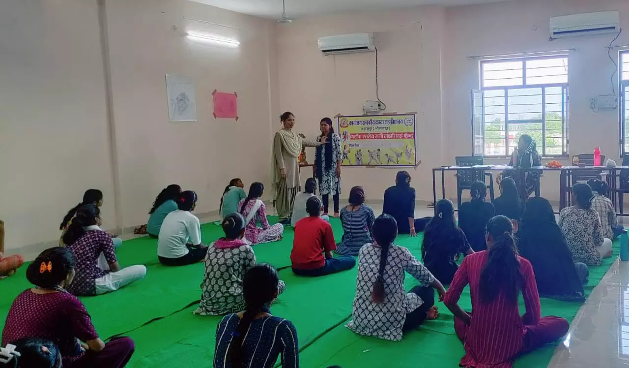 जहाजपुर कॉलेज की बेटियां सीख रहीं डिजिटल और दमदार आत्मरक्षा के गुर जहाजपुर कॉलेज की बेटियां सीख रहीं डिजिटल और दमदार आत्मरक्षा के गुर