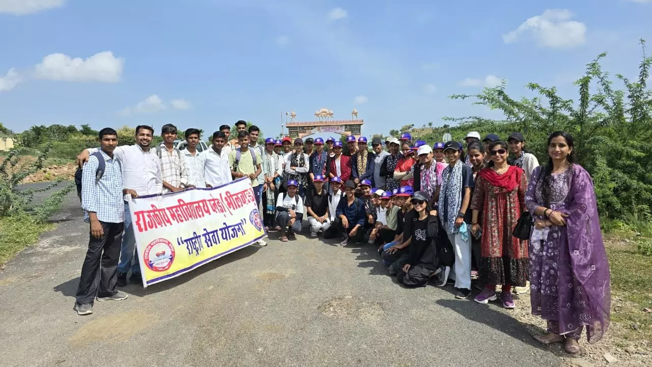 समाज सेवा के महत्व के बारे में महाविद्यालय के छात्रों को किया जागरूक