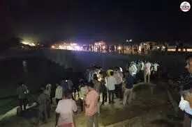 24 की मोत के बाद भी सबक नहीं, अब फिर मेज नदी में समाई कार ,बचाव के प्रयास