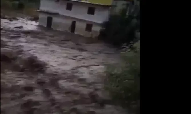 उत्तराखंड फिर बना बादल फटने का शिकार, चमोली में तबाही – 5 लोग लापता, रेस्क्यू जारी