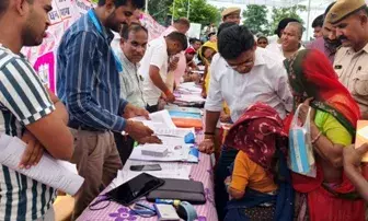 ग्रामीण सेवा शिविरों का जिला प्रभारी सचिव एवं जिला कलक्टर ने किया अवलोकन