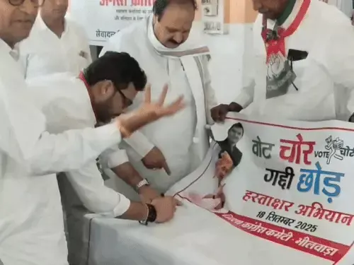 भीलवाड़ा में वोट चोर गद्दी छोड़ हस्ताक्षर अभियान की शुरुआत