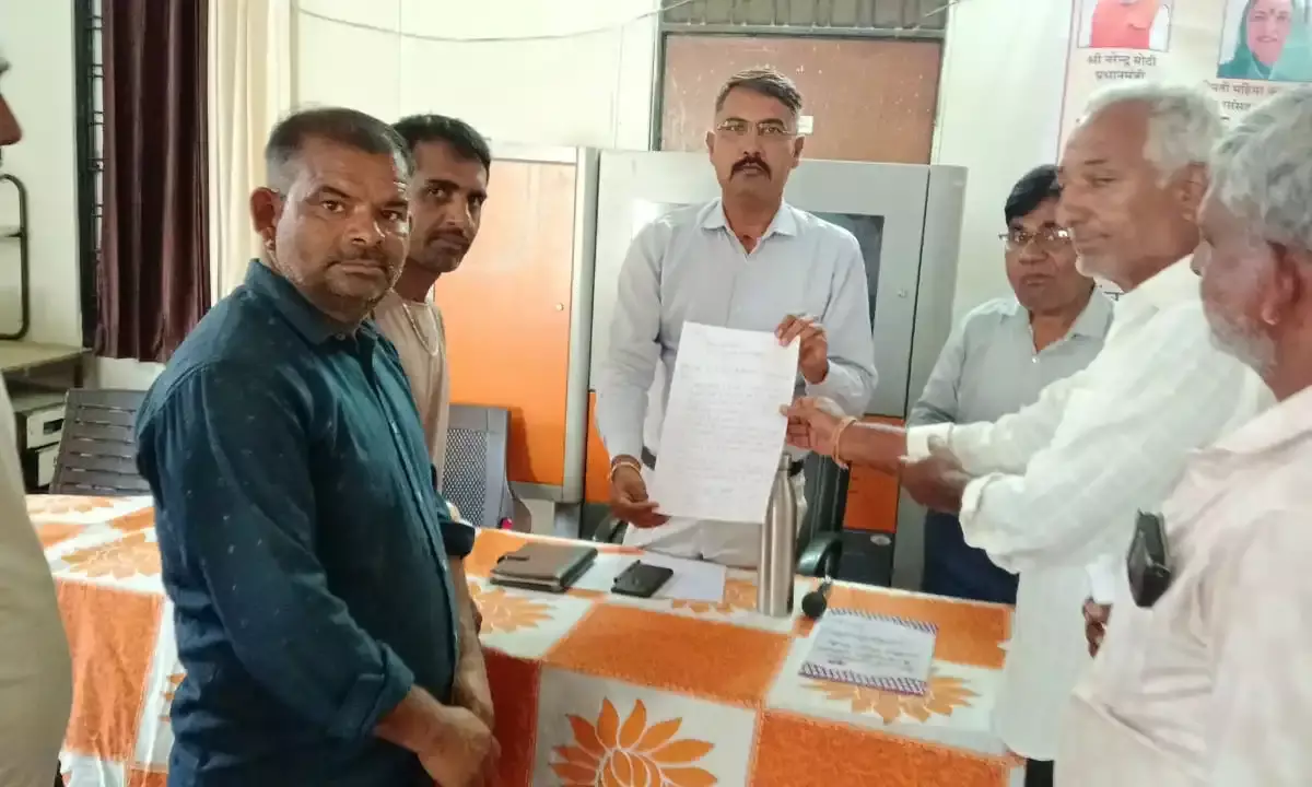 ग्राम नमाना में पेयजल कनेक्शन की मांग को लेकर सौंपा ज्ञापन