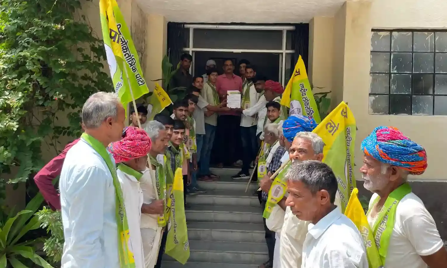 फसल खराबे के मुआवजे को लेकर एसडीएम कार्यालय पर मुख्यमंत्री के नाम सौंपा ज्ञापन फसल खराबे के मुआवजे को लेकर एसडीएम कार्यालय पर मुख्यमंत्री के नाम सौंपा ज्ञापन