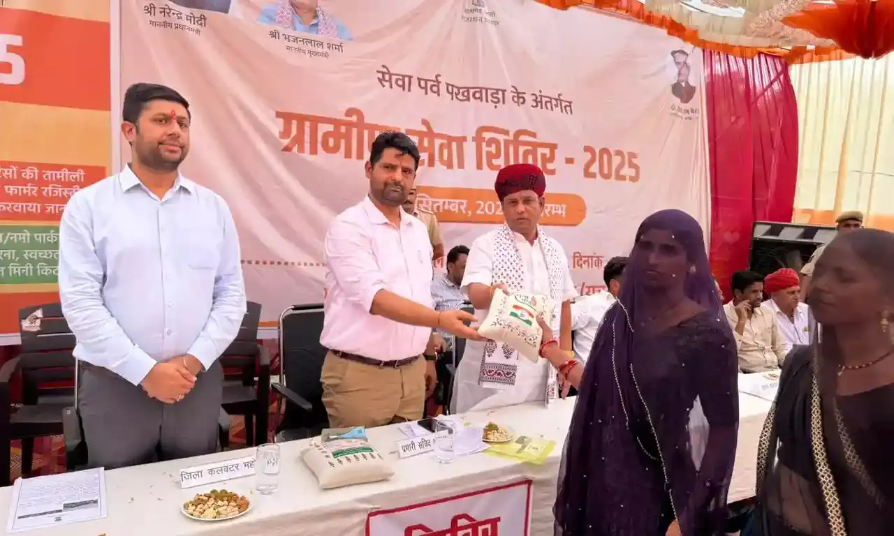 विधायक बैरवा, प्रभारी सचिव, जिला कलेक्टर ने महुआ खुर्द ग्रामीण सेवा शिविर किया अवलोकन