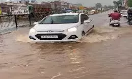 दो सप्ताह बाद उदयपुर में तेज बारिश, सर्विस रोड पर भरा पानी और कार डूबी दो सप्ताह बाद उदयपुर में तेज बारिश, सर्विस रोड पर भरा पानी और कार डूबी